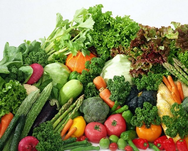 3. Kırmızı ve yeşil sebzeler:  - A Vitamini ve beta-karoten içeren sebzeler, parlak ve yumuşak bir cildiniz olmasını sağlar.  -