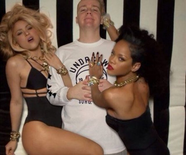 Sosyal medya bu adamı konuşuyorŞimdi de Rihanna ve Shakira'nın yatağına photoshop'la girdi!