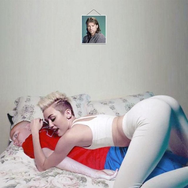 O, bir fotoğraf çektirmek için saatlerce kulis kapılarda beklemedi, fotoşopla işini halletti. Rihanna'dan Miley Cyrus'a; Beyonce'den, Kim Kardashian'a... Herkesle aynı karede yer almayı başardı.