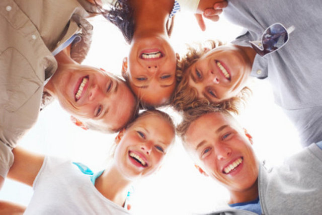 Sohbetin içeriğini bilmeseniz bile, beyniniz kahkaha sesine otomatik olarak yanıt verir ve yüz kaslarını gülümsemeye - hazırlar.