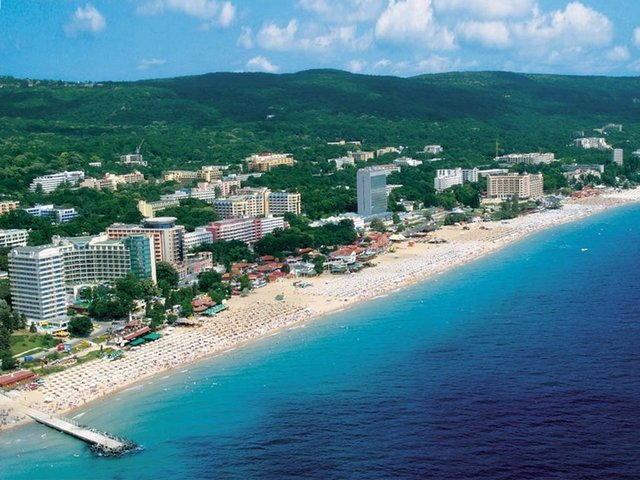 Otelde namaz kılmak isteyen müşteriler için kıbleyi gösteren işaretler ve tuvalet klozetlerinde taharet muslukları bulunuyor" dedi. THY geçen yıl Varna'ya sefer başlatırken,bu yıl hızlı feribot seferlerinin de başlayacağı belirtildi.