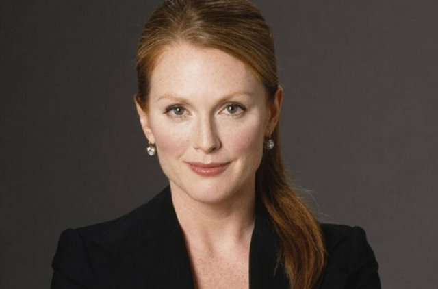 Coen kardeşlerin 1998 yapımı The Big Lebowski filminde zengin bir adamın histerik kızını canlandıran Julianne Moore daha sonra Alfred Hitchcock'un unutulmaz filmi Psycho nun yeni versiyonunda, Marion Crane rolünde yer aldı.