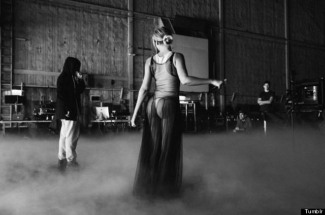 Görüntülerde Beyonce üzerindeki siyah transparan elbisesiyle nefes kesiyor