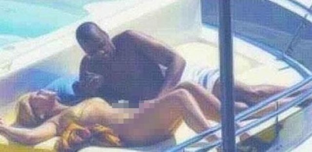 Çiftin tatildeyken çekilen karelerinde, Beyonce bikinisinin altını çıkarmış bir şekilde güneşlenirken görülüyor.