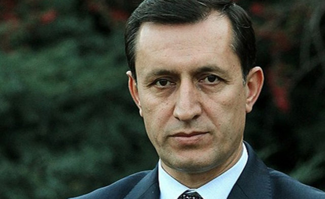 Başbakan Yardımcısı Emrullah İşler 3 çocuk babasıdır. -  -  -  -