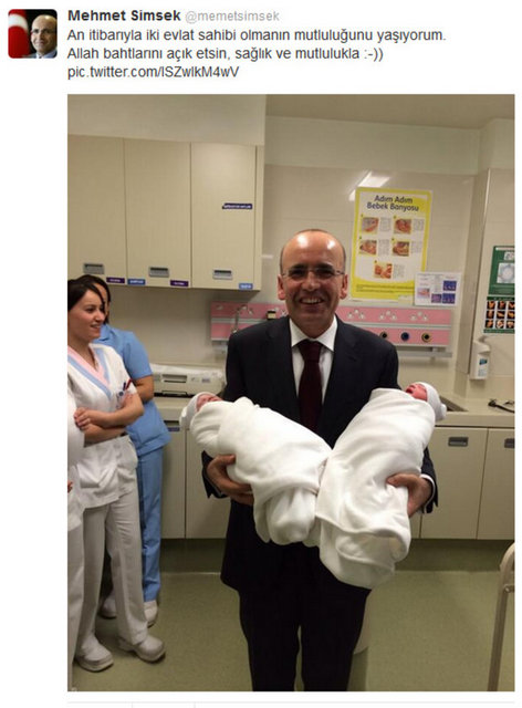 Maliye Bakanı Mehmet Şimşek baba oldu. Şimşek çocuklarının doğumunu Twitter'dan attığı bir mesajla duyurdu.Şimşek mesajında, "An itibarıyla iki evlat sahibi olmanın mutluluğunu yaşıyorum. Allah bahtlarını açık etsin" ifadelerini kullandı.