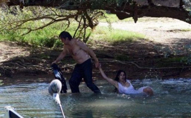 Senaryo gereği onu sudan çekip alan da Emir Kusturica oldu.