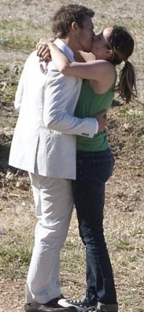 Dizide Matula'nın canlandırdığı karakterle evlenen Scott Clifton da çekim arasında nişanlısıyla hasret giderdi.