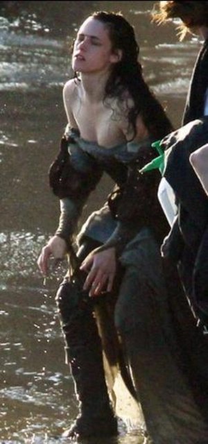 Alacakaranlık serisiyle ünlenen Kristen Stewart, Pamuk Prenses ve Avcı filminin setinde böyle görüntülendi.