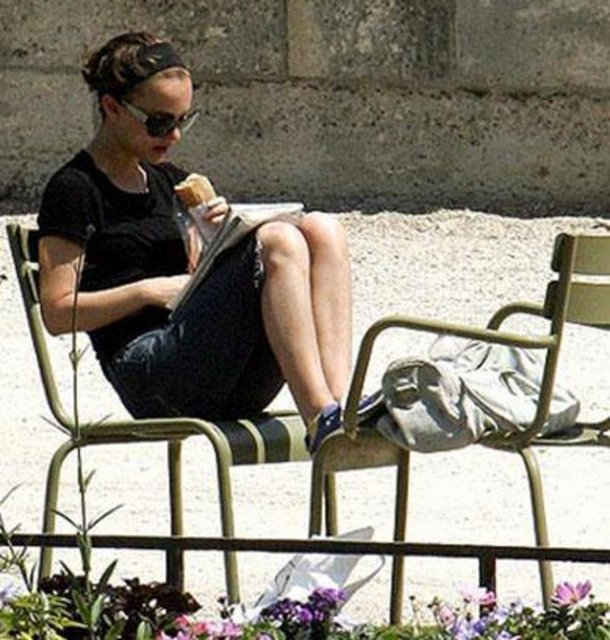 Natalie Portman bir film çekimi sırasında senaryoyu gözden geçiriyor.