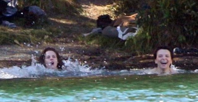 Sils Maria adlı filmde birlikte rol alan Juliette Binoche ve Kristen Stewart, İsviçre'deki çekimlerde serin havaya rağmen göle girdi.