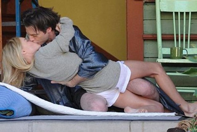 Kate Bosworth ve Justin Kirk, başrollerini paylaştıkları BFF& Baby adlı filmin Los Angeles'taki çekimlerinde senaryo gereği uzun süre dudak dudağa kaldı.