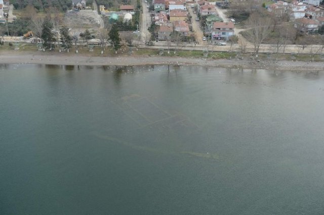 edilmiştir. Göl altında tespit edilen yapı, doğu-batı istikametinde uzanması, doğu ucunda apsisin yer alması ve bazilikal planı nedeniyle bir kilise olmalıdır." diye konuştu.