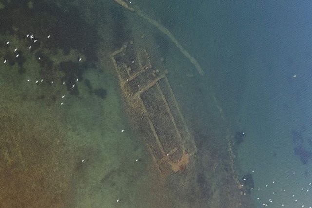 Kilisenin bazı kaynaklarda yer alan ancak bugüne kadar herhangi bir izi bulunamayan Aziz Peteres Kilisesi olduğu tahmin ediliyor.