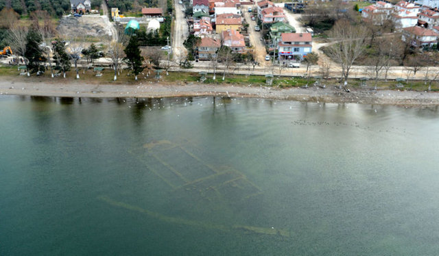 HALK PLAJININ 20 METRE AÇIĞINDA -  - İznik'te İnciraltı bölgesi ve balıkçı barınağı yakınlarında, halk plajının 20 metre açığında görüntülenen kilisenin, bölgede yapılacak olan bilimsel çalışmalar için önemli bir rehber olacağı bildirildi.
