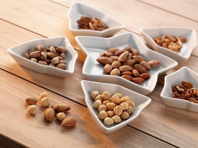 Kuruyemişlerde bol miktarda Q-3 vardır ayrıca bu besinler içinde bulunan E vitamini ve çinko cildin elastikiyetini arttırır, cilt sağlığında önemlidir.