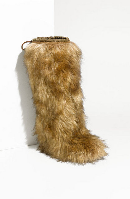Мохнатые ботинки. Prada fur Boots. Мохнатые сапоги. Пушистые сапоги. Лохматые ботинки.
