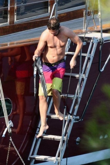 MURAT Boz, iki yıl önce Bodrum'da yüzerken görüntülenmiş, göbekli hali ve sarkık göğüsleriyle dikkat çekmişti.