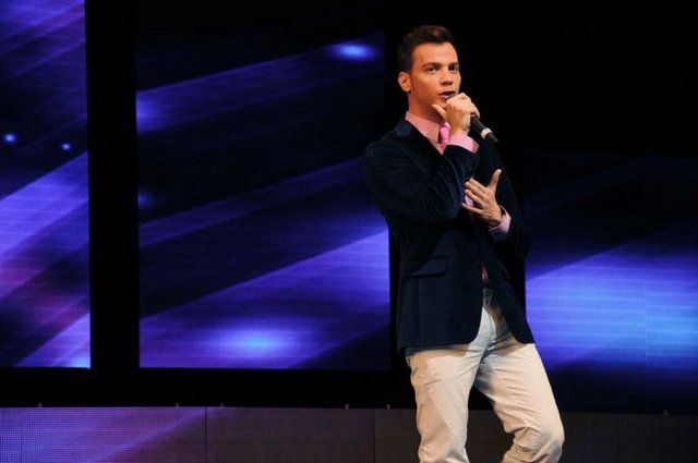 Sinan en büyük kahkahasını bu sorum ile atıyor. "Ben yapabileceğimi düşünmüyorum, salonun aletli bölümünde daha rahatım" diye yanıtlıyor ve geceye devam ediyoruz.