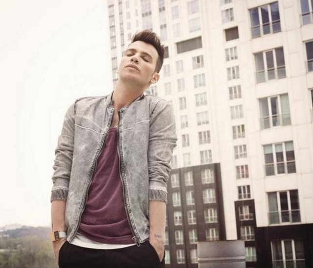 "Telif al bu şarkılardan" diyorum Ebru'ya gülüyoruz. Şarkılar ortada uçuşurken ben ilişkilerine dair en çok gece gündüz farkını merak ediyorum.