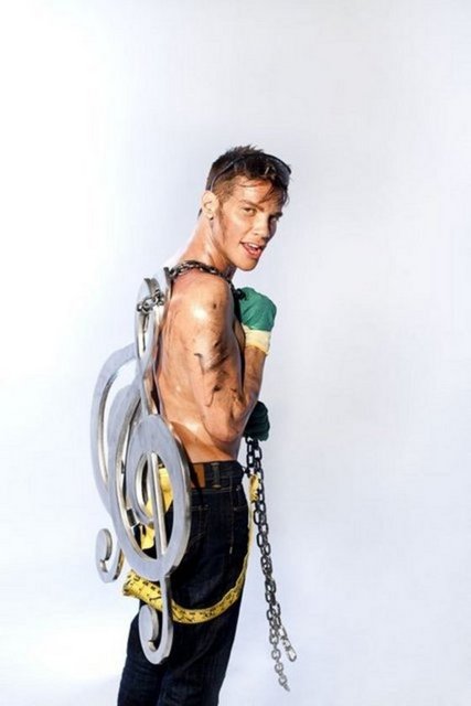 Piyasaya düşen "Gözlerime bakma bari mavi mavi..." sözleriyle bezeli 'Mavi Mavi' ve henüz yapım aşamasında olan "Kimse bilmez ne yaşadık, bir bilen ikimiz" sözlerini içeren şarkılar yakında listelere düşecek.