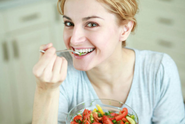 "Eat Yourself Happy" (Mutlu Olmak için Yiyin) kitabının yazarı Gill Paul ve beslenme uzmanı Karen Sullivan, okurları için sağlıklı bir sinir sistemine sahip olmaları, başka deyişle mutlu ve huzurlu olmaları için yemeleri gereken gıdaları sıraladı: