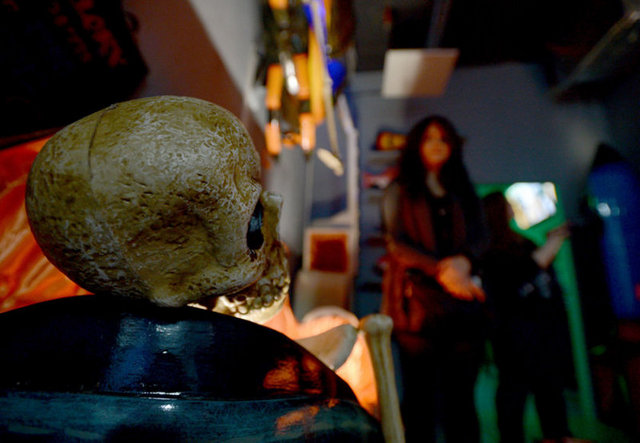 Müze ziyaretçilerinden Anna İvanovna, etrafa meraklı gözlerle baktığını ifade ederek, "İlk girdiğimde biraz garipti ancak daha sonra insanın ölünce bile mizah yapabileceğini anladım. Herkesin burayı görmesini tavsiye ederim" dedi.