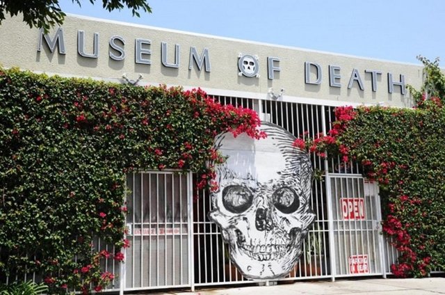 The Museum of Death, Los Angeles - Ölümle ilgili her şeyi bulabileceğiniz bu müzenin kuruluş amacı insanları yaşıyor oldukları için mutlu etmek.