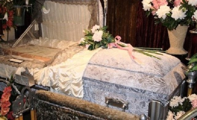 Müzede tabut, ceset torbaları, infaz aletleri ve katillerin kurbanlarına yazmış olduğu mektuplar sergileniyor.