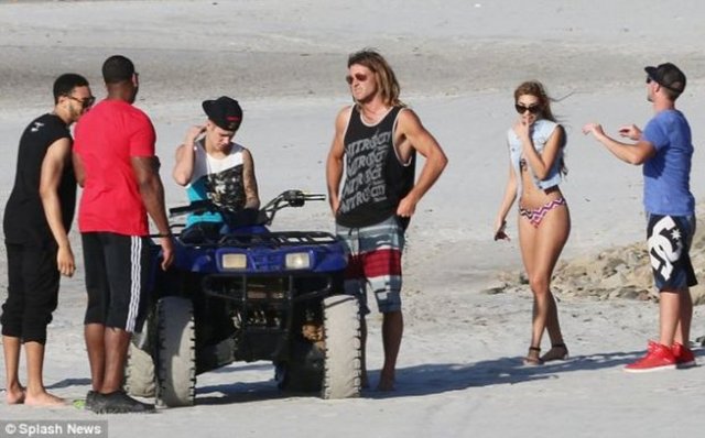 Geçtiğimiz günlerde alkol etkisinde araç kullandığı için tutuklanan Justin Bieber ve olay anında yanında bulunan kız arkadaşı Chantel Jeffries Miami'de görüntülendi.