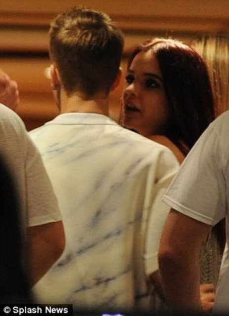Koyu bir sohbete dalan Bieber ve Palvin'in yakın birbirlerine sıcak dokunuşları gözden kaçmadı.