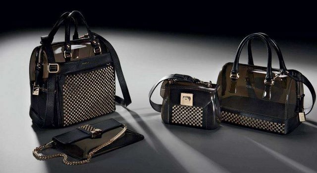 Siyah renkte bir hand bag ama metal detaylı bir model yine edinilmesi gereken bir parça.