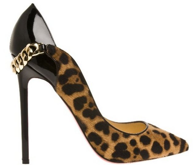 Leopar detaylı siyah bir stiletto, siyah kombinlerinizi hareketlendirecektir.
