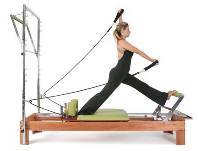 Pilatesin sadece zayıflama amacıyla değil, sağlıklı yaşam için de gerekli olduğunu savunan pilates eğitmeni Burcu Levent: "Pilates hareketleri kalbi yormuyor ya da vücuda basınç uygulamıyor..."
