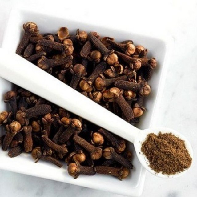 Dr. Ömer Coşkun, karanfilin içinde bulundurduğu eugenol maddesi sayesinde hafif ve orta şiddette diş ile diş eti ağrılarına karşı lokal uyuşturucu olarak kullanılabileceğini söyledi.