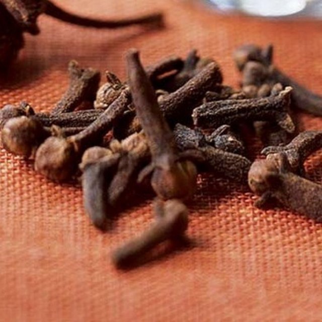 Karanfil, anti-mikrobik etki yapar. Dr. Coşkun, karanfil tohumunun çürük dişin yakınında bir süre bekletilerek ya da karanfil yağının pamuğun üzerine damlatılarak ağrı hissedilen dişe bastırılarak lokal uyuşturucu yapılabileceğini belirtti.