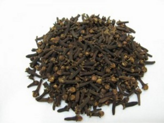 Karanfil çiçekleri balgam söktürücüdür. Öksürüğü keser.