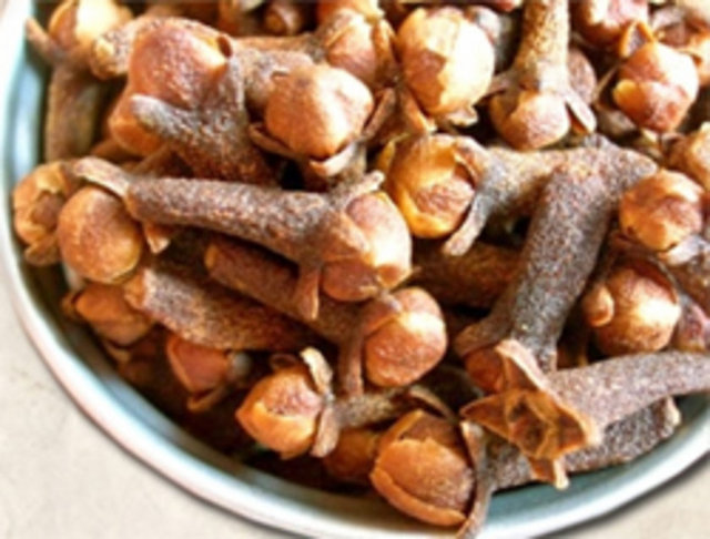 Karanfilin diş ağrılarının giderilmesine doğal bir çözüm olduğunu aktaran Dr. Ömer Coşkun, "Dişiniz ağrıdığı takdirde karanfil kullanın. En doğal yöntemlerden biri budur.