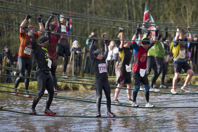 Dünyanın en zor yarışı olarak nitelendirilen 'Tough Guy'da her yıl yüzlerce sakatlık yaşanıyor ama buna rağmen yarışma her yıl düzenlenmeye devam ediyor.