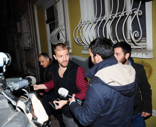 Muhabirin "İşimizi yapıyoruz" demesi üzerineyse "Ben sana işini yaptıracağım" şeklinde tehditkâr bir tepkide bulundu.  -