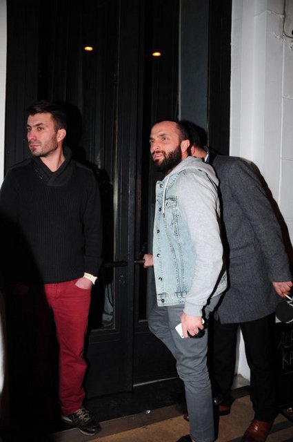 Erkin çifti Cihangir Mona Bar'da eğlenirken içeriye adı  Asena Hanım'la aşk dedikodularına karışan Berkay girdi.