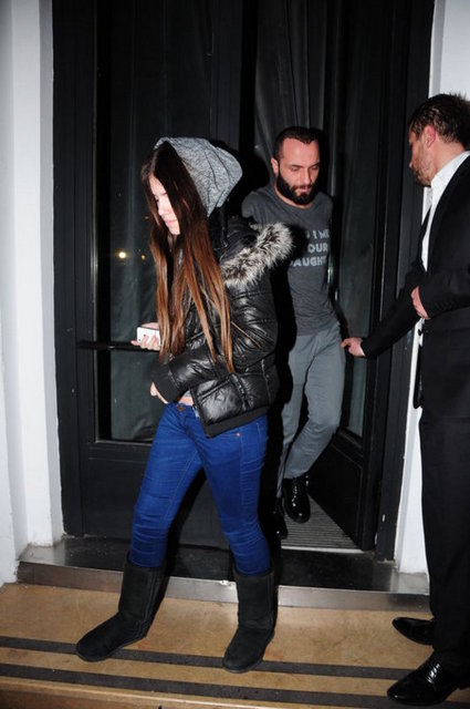 Ünlü şarkıcı, içeride Caner Erkin ile tartıştığı yönündeki iddiaları "Onları görmedim bile" diyerek yalanladı.