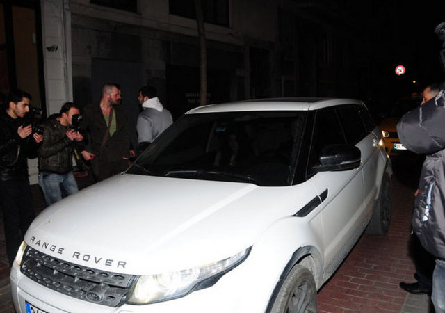 Eşiyle birlikte otomobiline atlayan ünlü futbolcu, 5 dakika sonra yeniden mekânın önünden geçerken flaşların patlaması üzerine, otomobilini basın mensuplarının üzerine sürdü. -