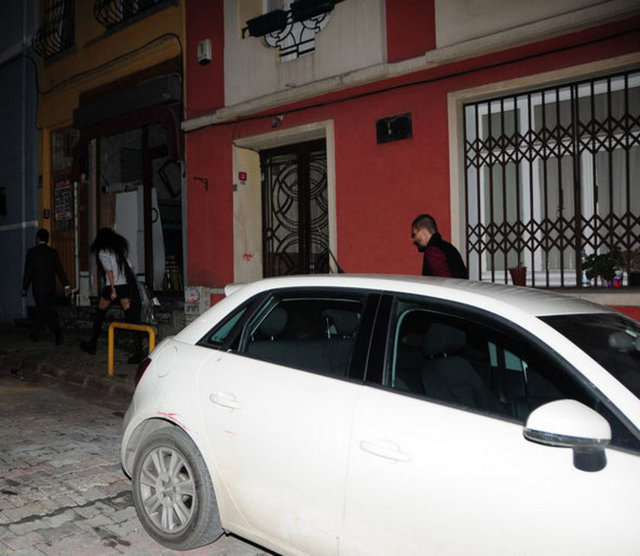 Dışarıda gazetecilerin olduğunu öğrenince eşiyle birlikte mekânın mutfak kapısından kaçmayı deneyen Erkin, amacına ulaşamadı.