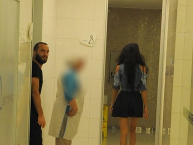 Ailesiyle beraber Çeşme'de bulunan Erkin ile Berkay yan yana iki farklı mekânda eğlendi.