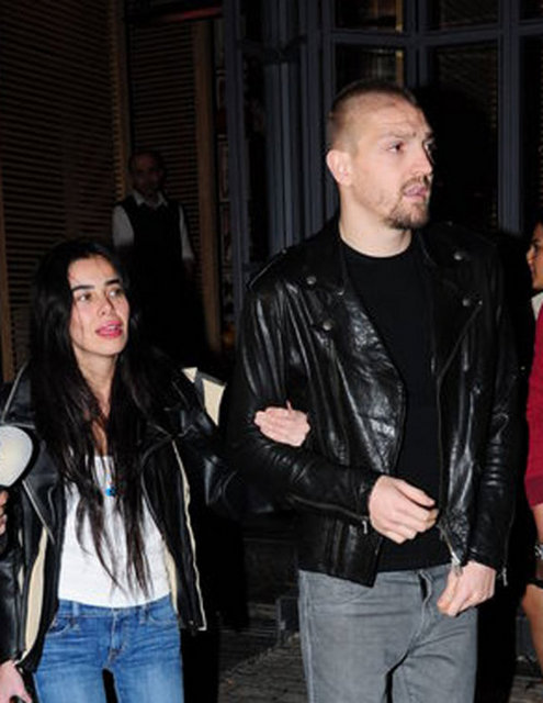 Asena Erkin'i fark eden Berkay 5 dakika sonra aynı yerden bir kez daha geçmesi dikkat çekti.