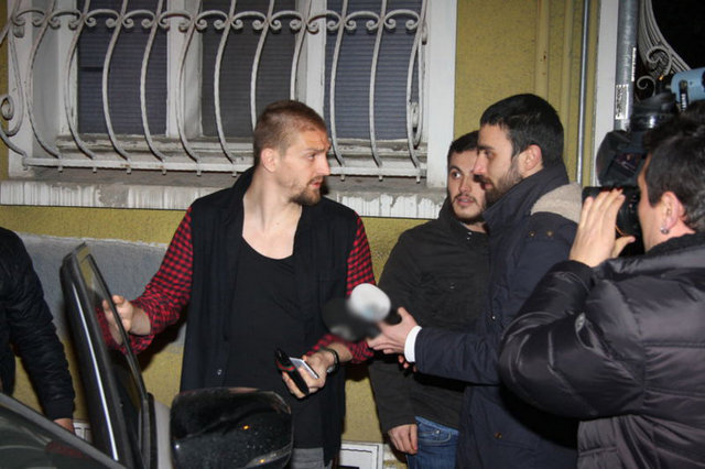 Yakalandığı gazetecilerinden birinin "Berkay Bey geldikten sonra mekânı arka kapıdan mı terk ediyorsunuz?" şeklindeki sorusu karşısında sinirlenen Erkin, muhabire, "Sana ne? Seni ilgilendiriyor mu?" diye çıkıştı.