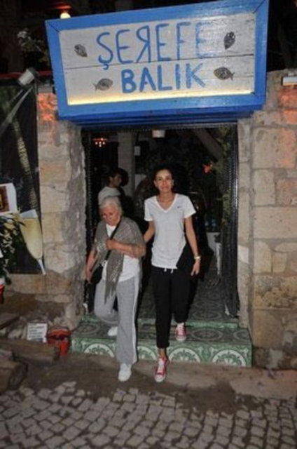 Eşinin milli takım kampında olduğunu söyleyen Asena Erkin'e babaannesi eşlik etti.