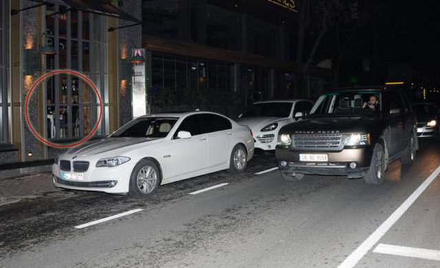 Asena eşi Caner'le bir restoranda cam kenarındaki masalarında yemek yerken Berkay cipiyle önlerinden geçti.