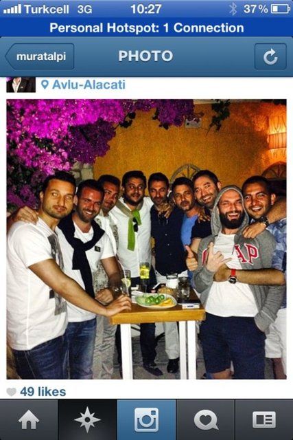 Berkay ise Avlu adlı mekânda arkadaşlarıyla birlikteydi.